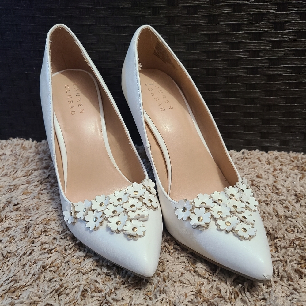 White flower Lauren conrad heels pumps
